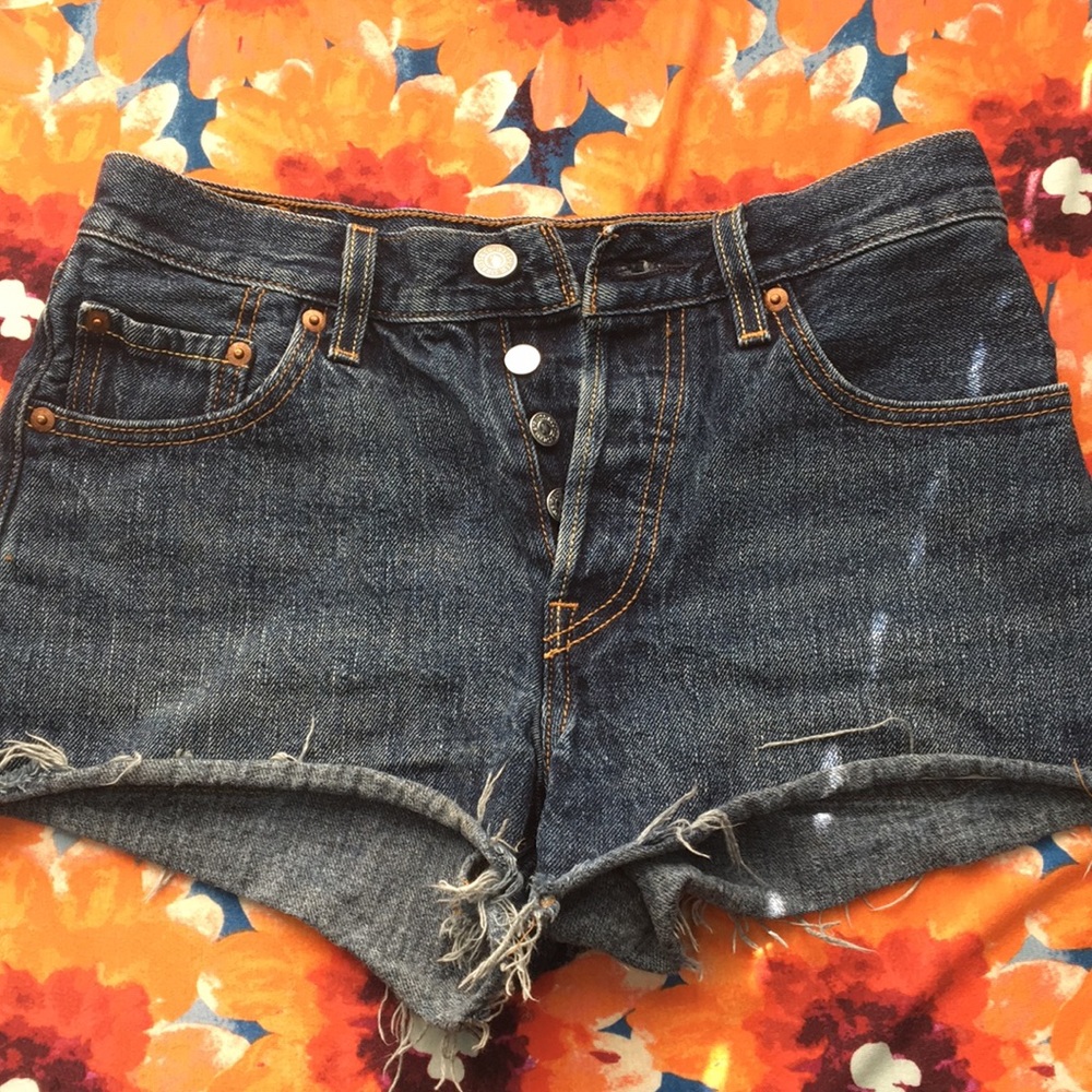 Size 25 Levi’s high rise shorts!